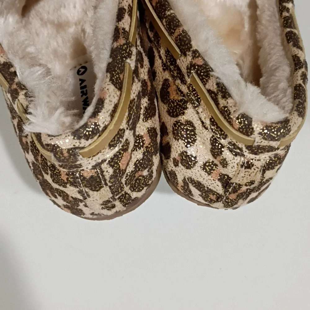NWNT Airwalk Gold Leopard Girls Flats/Loafers Size 1